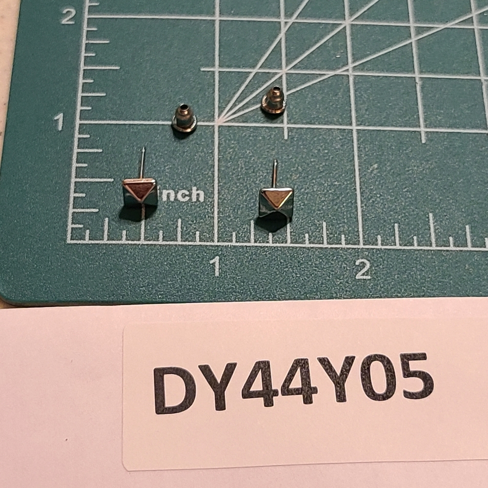 Silver stud earring - Picture 6 of 7